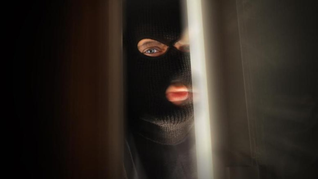 Βίντεο: Μητέρα έρχεται αντιμέτωπη με τρεις ληστές στο ίδιο της στο σπίτι!