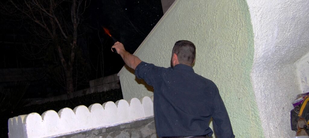 Κρήτη: Αμάξι εν κινήσει τρώει «αδέσποτη» μπαλωθιά (φωτό)