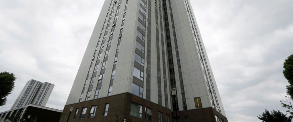 Βίντεο: Εκκένωση πέντε κτιρίων στο Λονδίνο που διαθέτουν την ίδια «εύφλεκτη επένδυση» με τον Πύργο Γκρένφελ (upd)