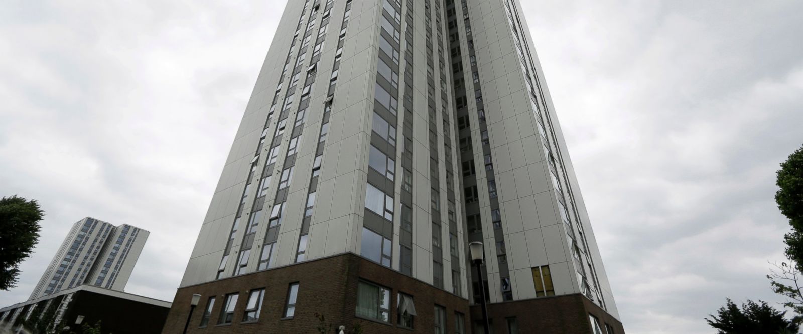 Βίντεο: Εκκένωση πέντε κτιρίων στο Λονδίνο που διαθέτουν την ίδια «εύφλεκτη επένδυση» με τον Πύργο Γκρένφελ (upd)