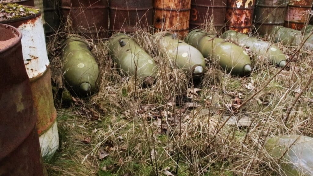 Εγκαταλελειμμένα μαχητικά ελικόπτερα και βόμβες σε στρατιωτικές βάσεις (βίντεο)