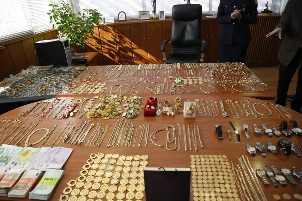 Μαφία των Ρομά: Εντοπίστηκαν από την ΕΛ.ΑΣ 700 κιλά χρυσαφικά αξίας 10 εκατ. ευρώ! (φωτό, βίντεο)