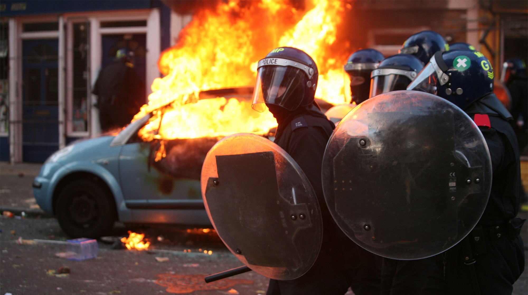 Νύχτα βίας στο Λονδίνο  μετά από τον θάνατο ενός μετανάστη (βίντεο)