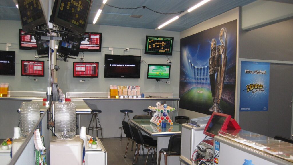 Πάτρα: Ληστές με μαχαίρια έκλεψαν πρακτορείο ΟΠΑΠ (φωτό, βίντεο)