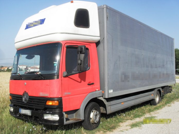 Μετέφεραν 14 μετανάστες σε ειδικά διαμορφωμένη κρύπτη φορτηγού (φωτό)