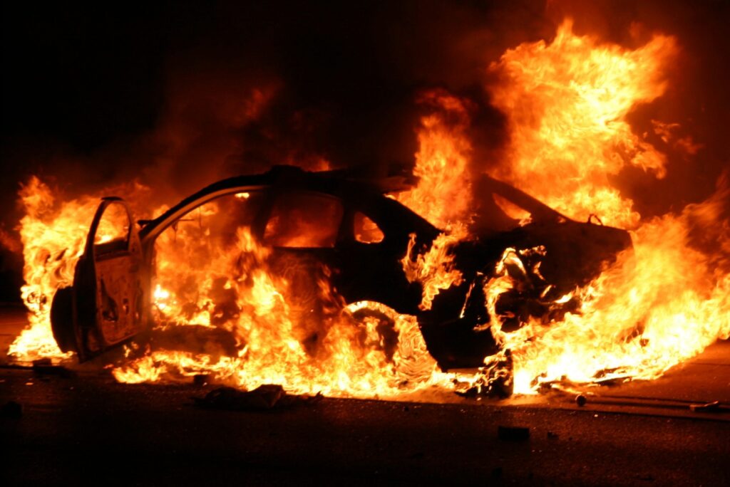 Θεσσαλονίκη: Νύχτα με μικρή ένταση – Στις φλόγες Ι.Χ. και φθορές σε ΑΤΜ