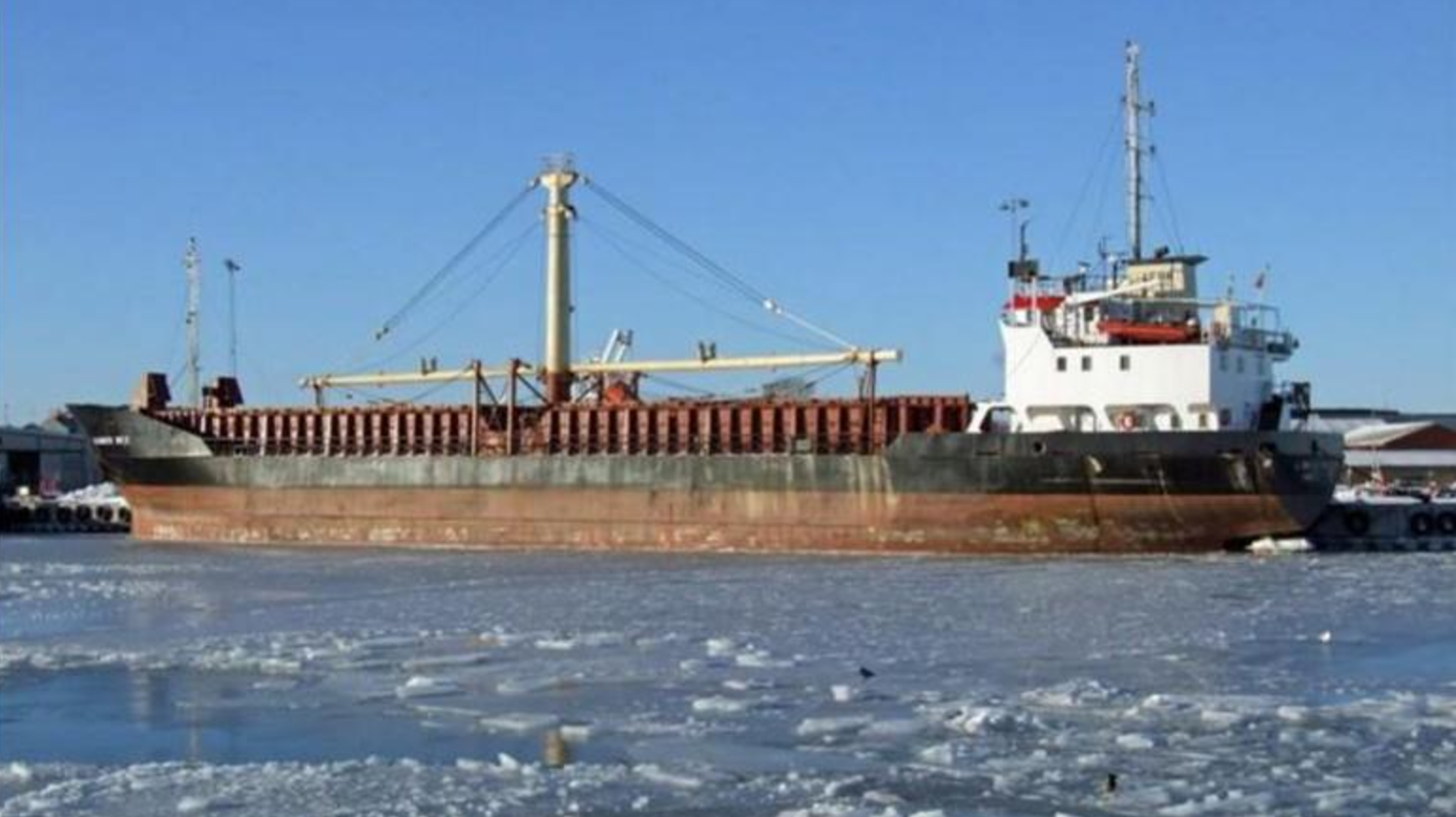 Πλοίο γεμάτο όπλα και εκρηκτικά βρίσκεται ακόμη στη Σούδα -Φόβοι λόγω καύσωνα (φωτό)