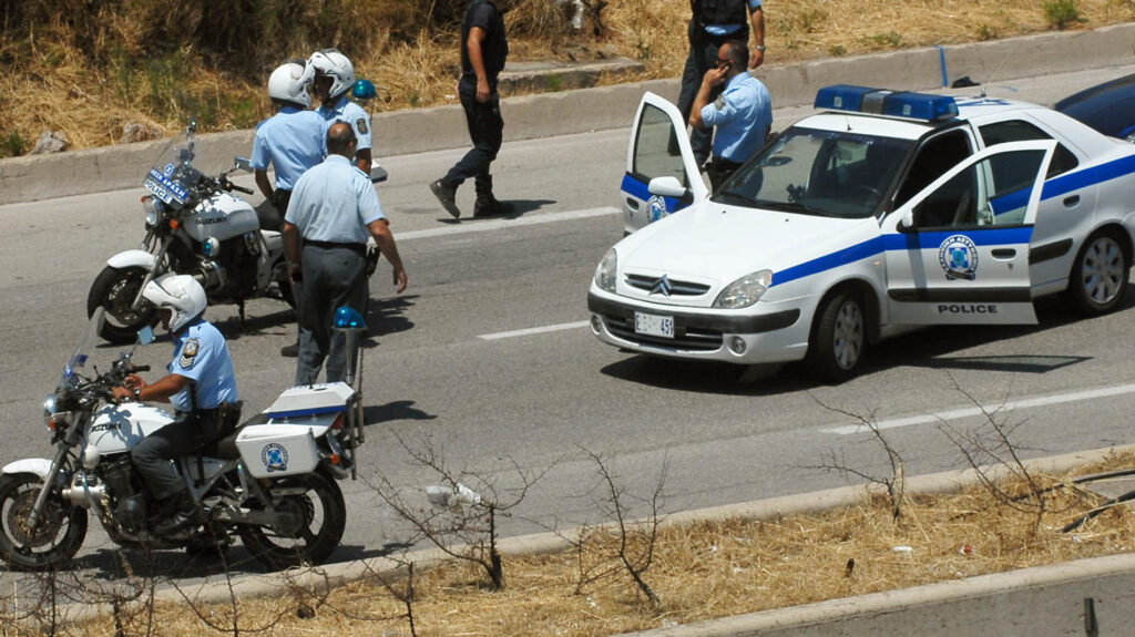 Πάτρα: Μεγάλη αστυνομική επιχείρηση στο πρώην εργοστάσιο της ΑΒΕΞ για απομάκρυνση μεταναστών (φωτό, βίντεο)