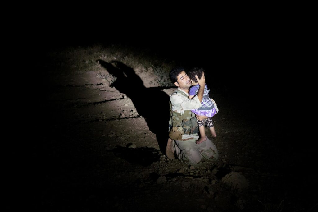 Τα παιδιά και οι γυναίκες μελών του ISIS που χρησιμοποιούνται ως «ανθρώπινες» ασπίδες (βίντεο)