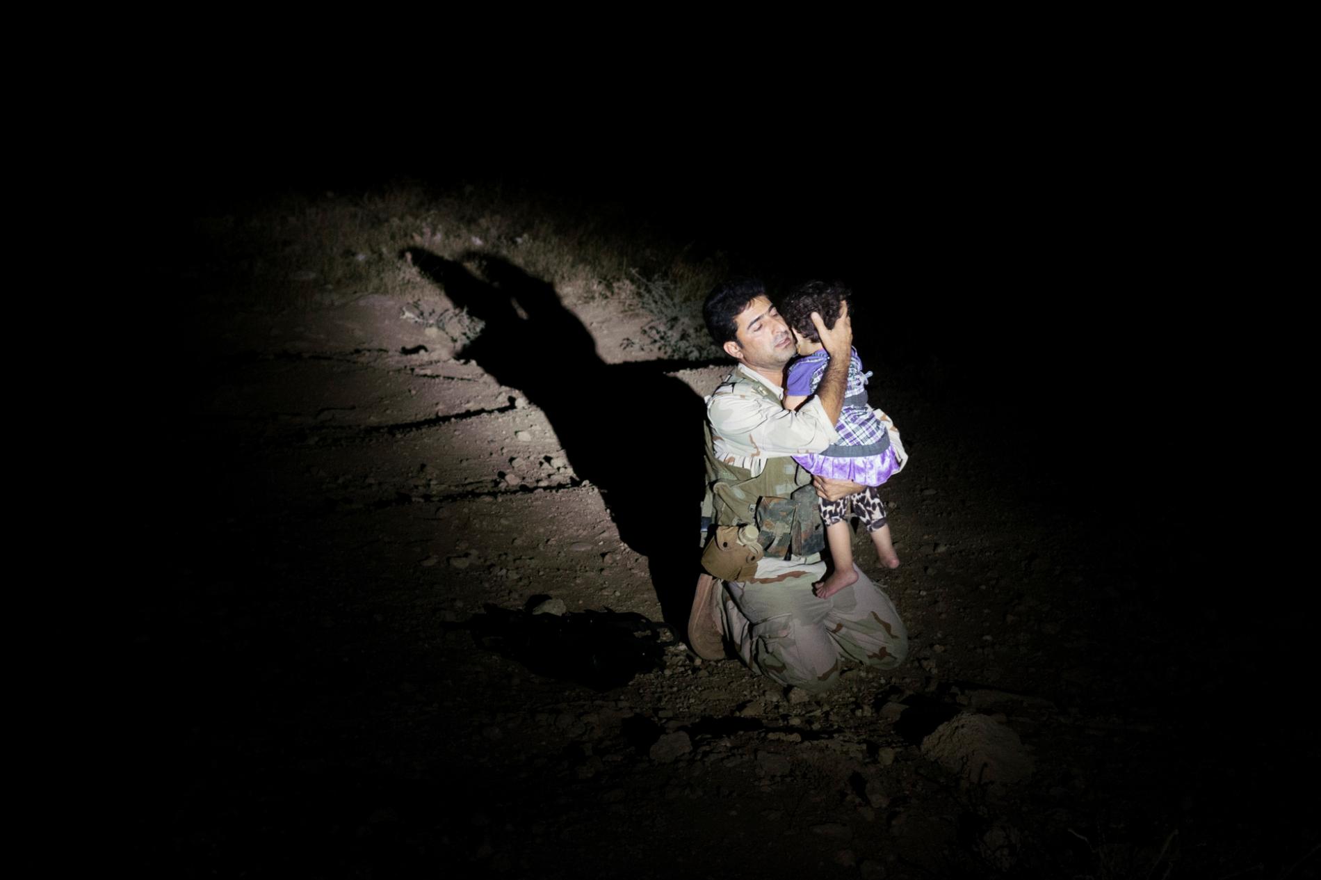 Τα παιδιά και οι γυναίκες μελών του ISIS που χρησιμοποιούνται ως «ανθρώπινες» ασπίδες (βίντεο)