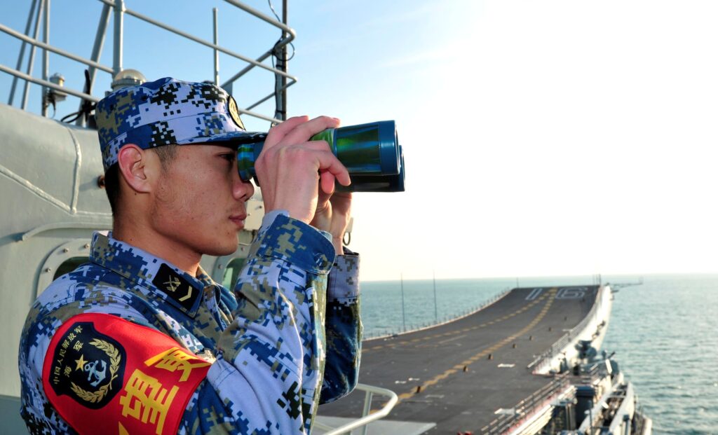 Ο Κινεζικός γίγαντας… «βρυχάται» – Το αεροπλανοφόρο Λιαονίνγκ στο Χονγκ Κονγκ (φωτό, βίντεο)