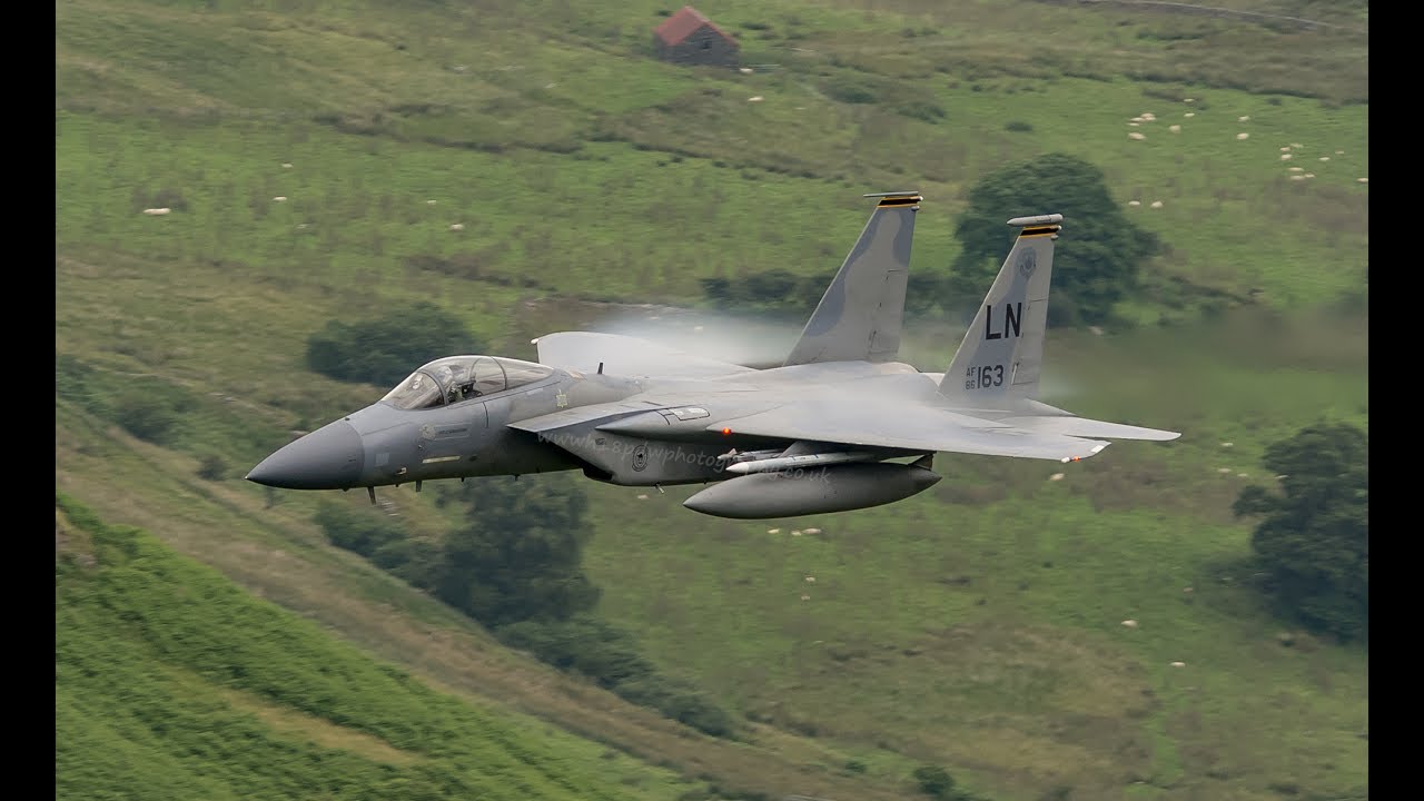 Mach Loop: C-17 Globemaster ΙΙΙ, F-22 και F-15 σε εντυπωσιακές χαμηλές πτήσεις (βίντεο)