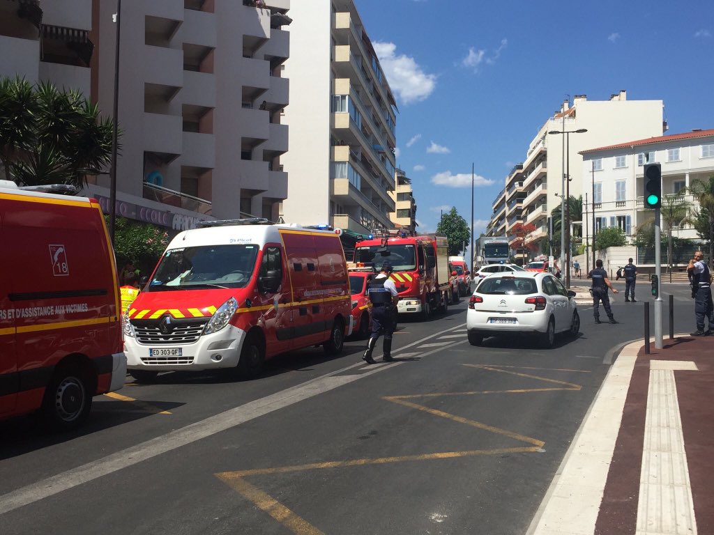 Γαλλία: Πυροτεχνήματα στην Αντίμπ προκάλεσαν αναστάτωση στην πόλη (φωτό)