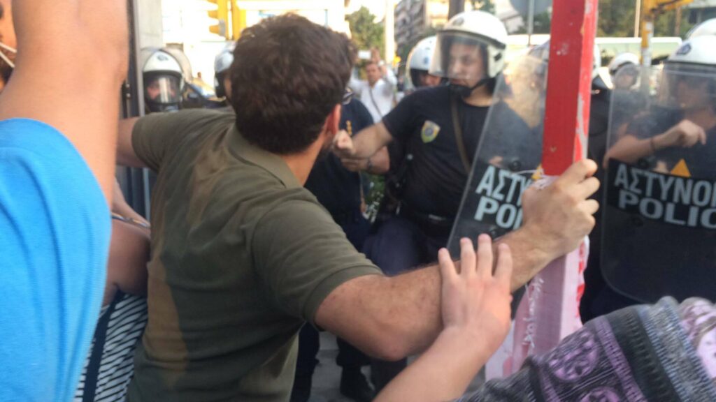 Θεσσαλονίκη: Επεισόδια έξω από την ΕΡΤ3 λόγω αναγόρευσης του Ζ.-Κ. Γιούνκερ σε επίτιμο διδάκτορα του ΑΠΘ (βίντεο)