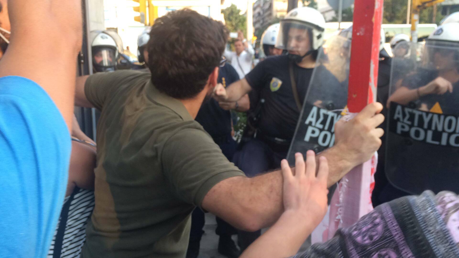 Θεσσαλονίκη: Επεισόδια έξω από την ΕΡΤ3 λόγω αναγόρευσης του Ζ.-Κ. Γιούνκερ σε επίτιμο διδάκτορα του ΑΠΘ (βίντεο)