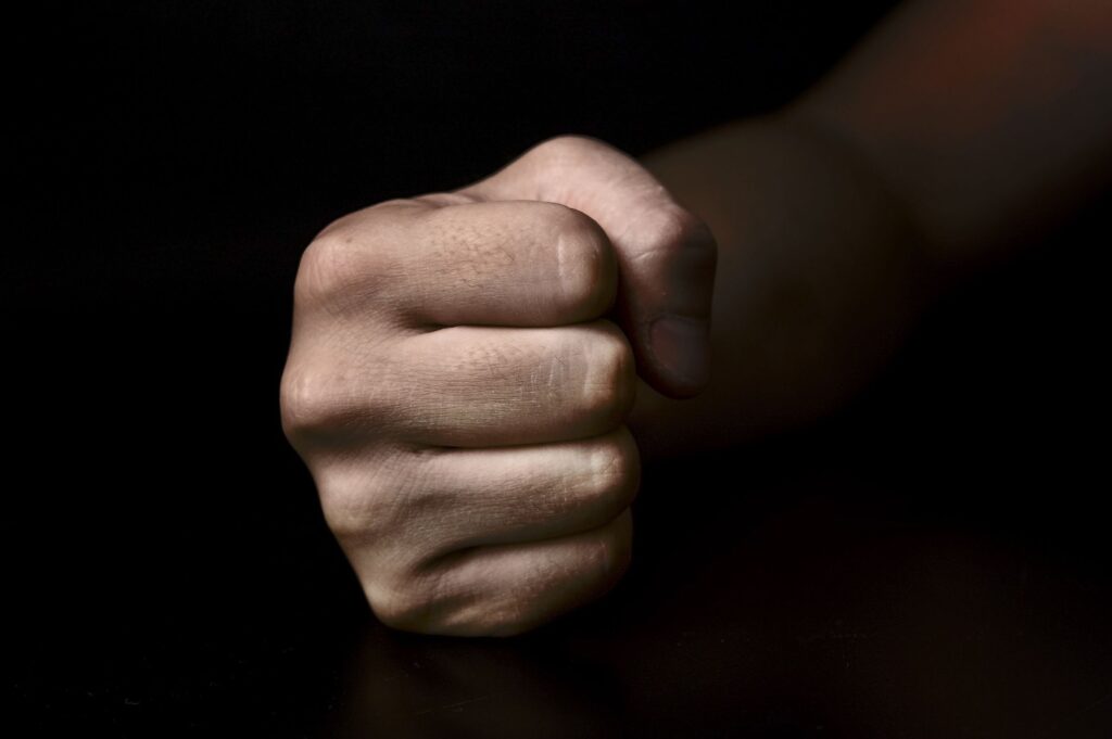 Ξυλοδαρμός τοξικομανή στην πλατεία Όλγας στη Πάτρα – Σκληρές εικόνες μπροστά στην κάμερα (βίντεο)