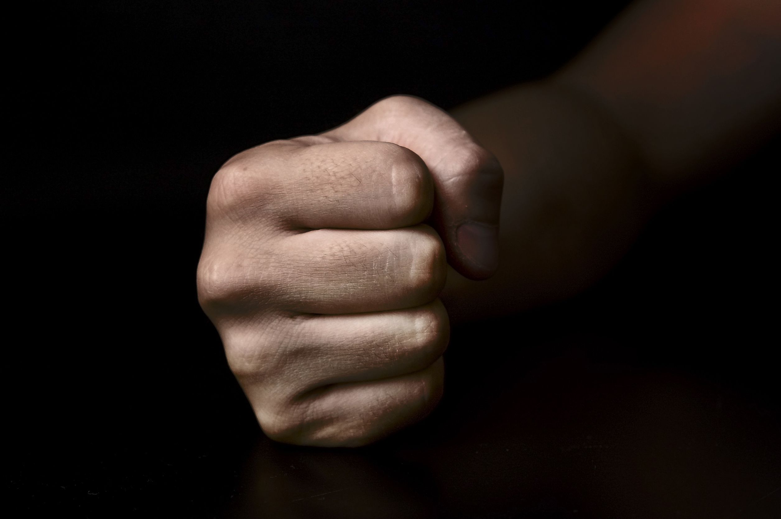 Ξυλοδαρμός τοξικομανή στην πλατεία Όλγας στη Πάτρα – Σκληρές εικόνες μπροστά στην κάμερα (βίντεο)