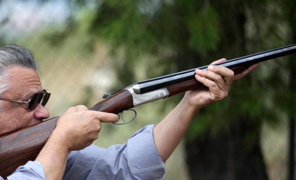 Φθιώτιδα: Έριξε με καραμπίνα εναντίον σκυλιών και τραυμάτισε… παρακείμενη οικογένεια