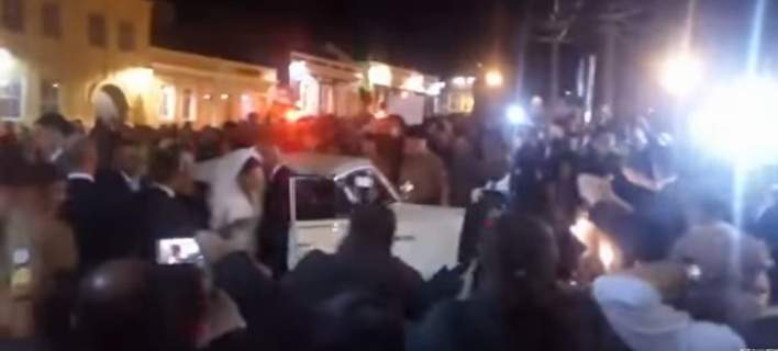 Γάμος-θρίλερ για Βραζιλιάνα πολιτικό: Διαδηλωτές της πέταξαν αυγά και έφυγε με αστυνομική συνοδεία (βίντεο)