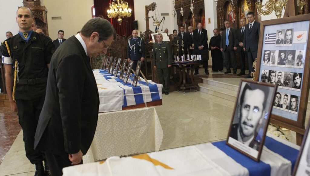 Κύπρος: Με τιμές ήρωα ο ενταφιασμός του εθνομάρτυρα Β. Παπαλάμπρου της ΕΛΔΥΚ (φωτό)