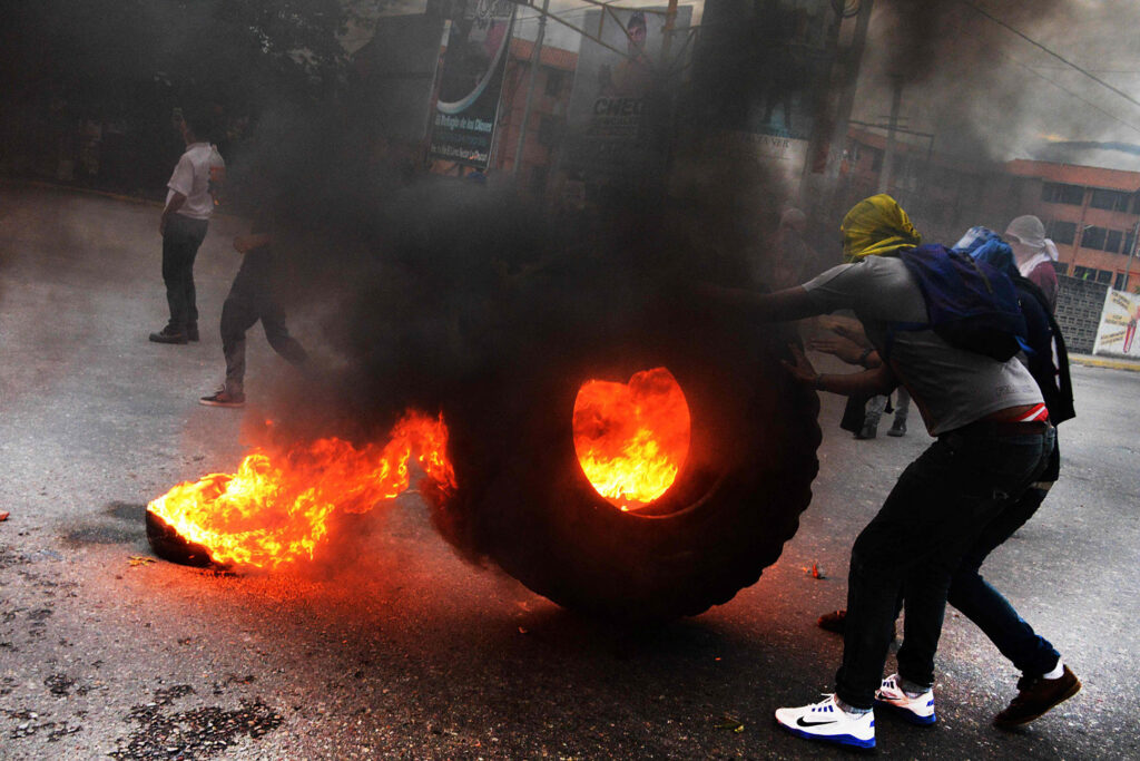 Βενεζουέλα: Διαδηλωτές έκαψαν δύο ανθρώπους ζωντανούς επειδή υποστήριζαν την κυβέρνηση Μαδούρο (βίντεο)