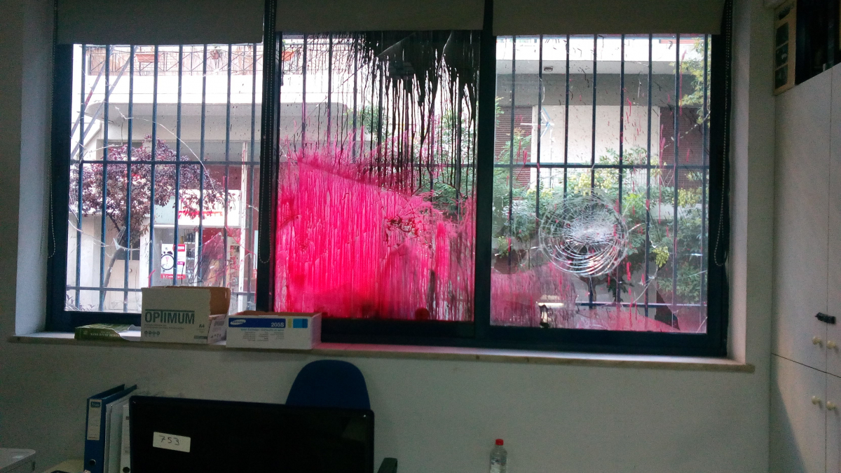 «Γνωστοί-άγνωστοι» Επιτέθηκαν στο δημαρχείο Ζωγράφου – Ο «Ρουβίκωνας» ανέλαβε την ευθύνη (φωτό) (upd)