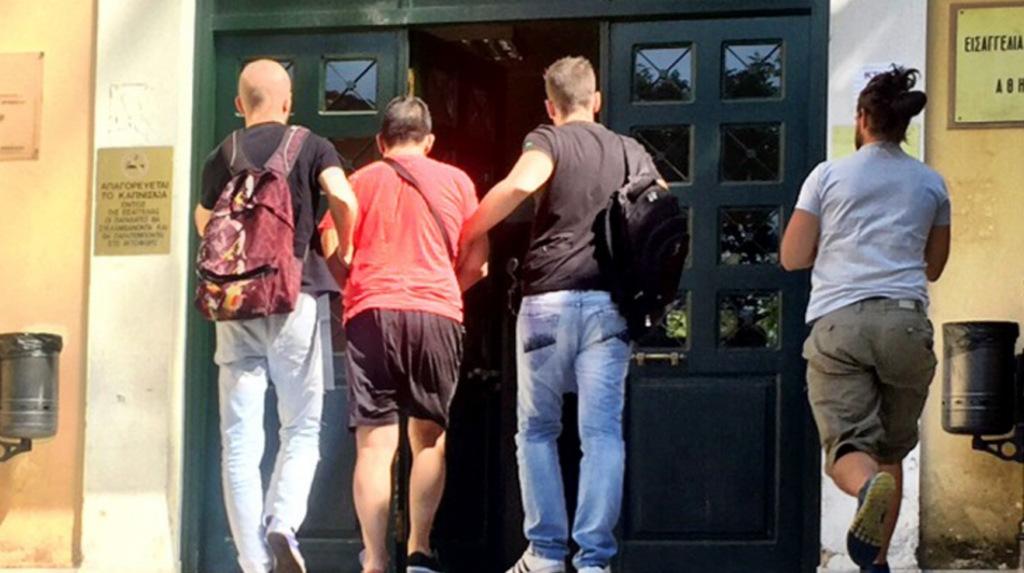 Στον εισαγγελέα τώρα ο δολοφόνος του Περιστερίου (φωτό)