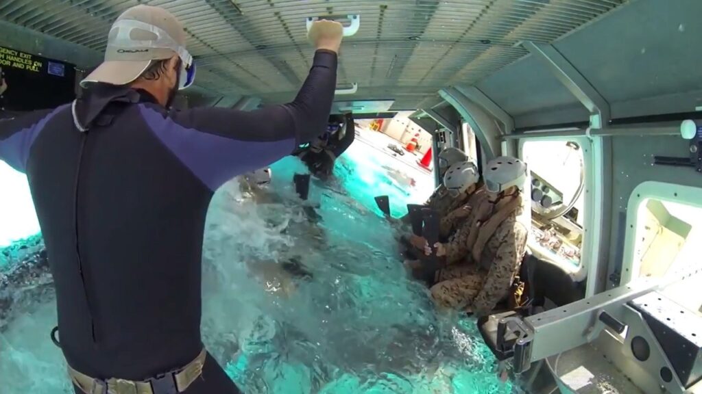 Βίντεο: Εξομοίωση συντριβής ελικοπτέρου στην θάλασσα – Αμερικανοί Πεζοναύτες πρέπει να βγουν με δεμένα τα μάτια