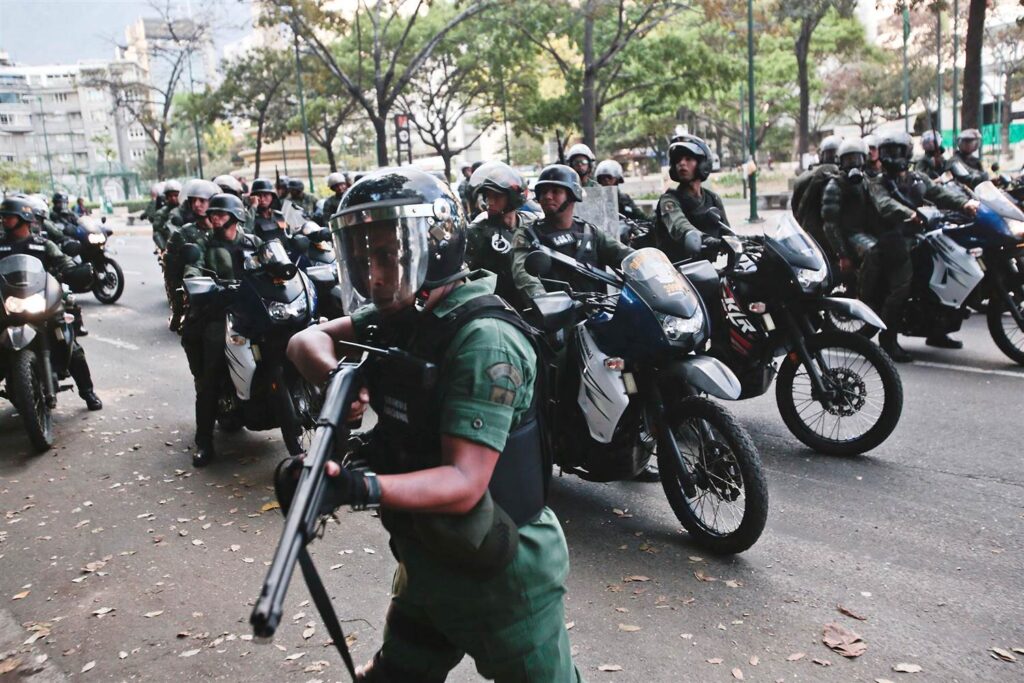 Δυνάμεις ασφαλείας έξω από το γραφείο της ανώτατης εισαγγελέως στην Βενεζουέλα