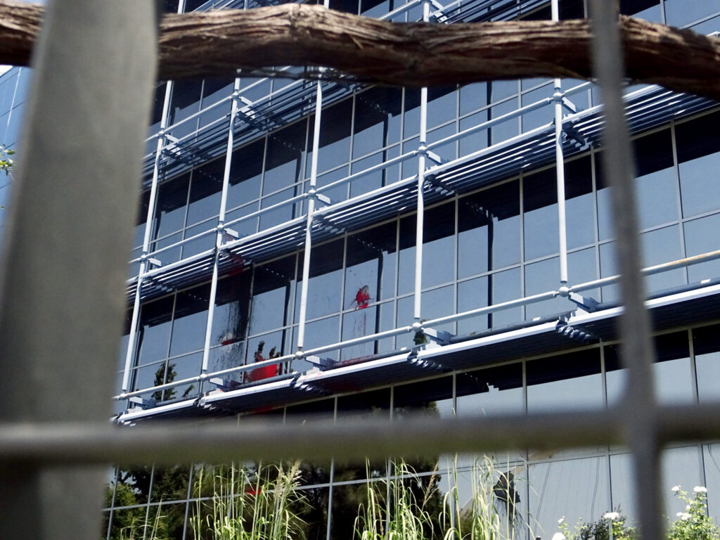 Επίθεση με μπογιές μελών του Ρουβίκωνα στα γραφεία της Siemens (φωτό, βίντεο)