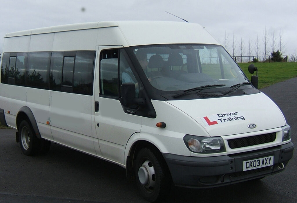 Αλεξανδρούπολη: Διακινητές μετέφεραν μετανάστες σε κρύπτη κάτω από τα καθίσματα ενός mini-bus (φωτό)