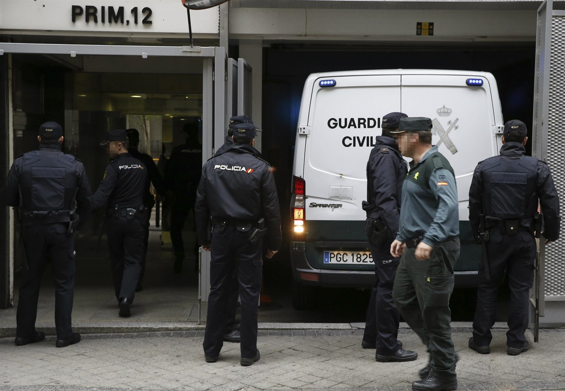 Επιθέσεις αυτοκινήτων προς μπλόκα της αστυνομίας στη Βαρκελώνη