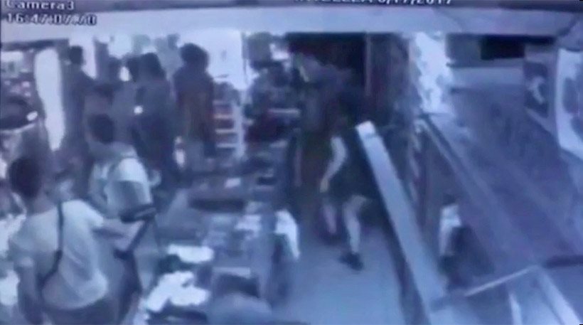 Βαρκελώνη: Κάμερα ασφαλείας καταστήματος καταγράφει τον πανικό την ώρα που τον λευκό βαν «σπέρνει» το χάος (βίντεο)