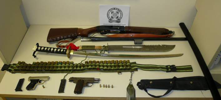 Ολόκληρο οπλοστάσιο είχε ο καταστηματάρχης που πυροβόλησε στον αέρα για να εκφοβίσει εφοριακό (φωτό)