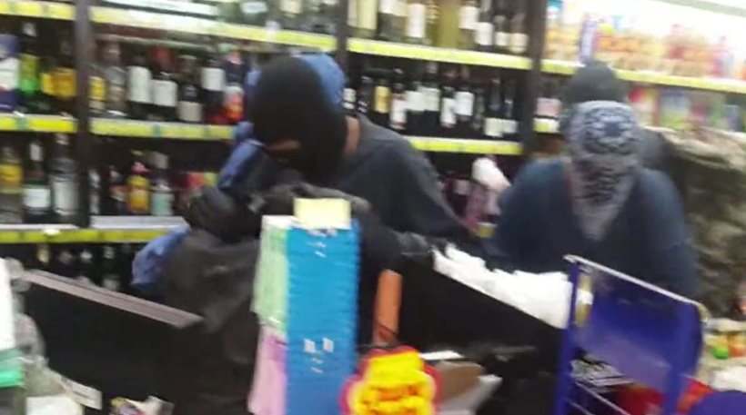 Βίντεο: Αναρχικοί «ξαφρίζουν» σούπερ μάρκετ στα Εξάρχεια