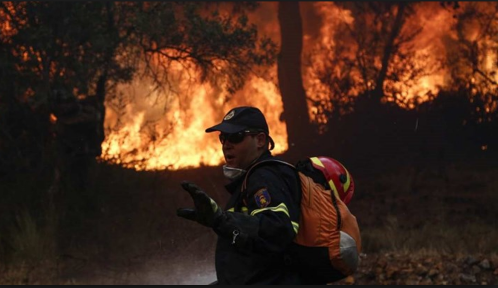 Μαίνεται η φωτιά στο Ρυτό Κορινθίας – Εκκενώθηκε κατασκήνωση (φωτό,βίντεο)(upd)