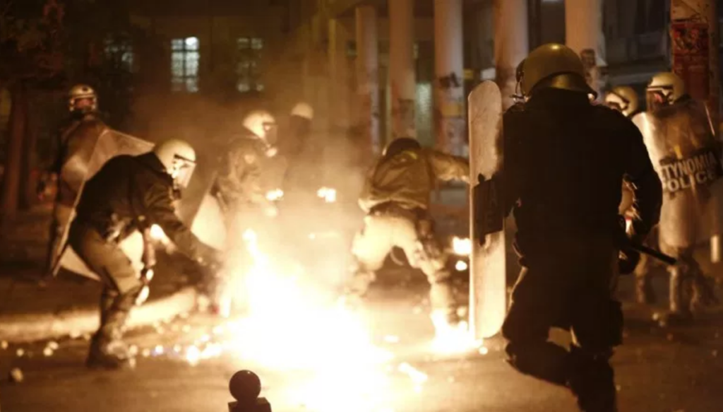 Άγνωστοι επιτέθηκαν σε διμοιρία των ΜΑΤ στο Πολυτεχνείο