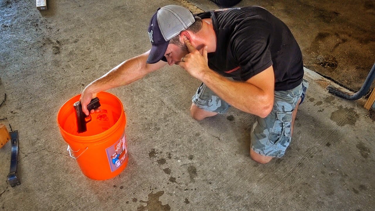 Βίντεο: Τι συμβαίνει αν πυροβολήσεις με όπλο βυθισμένο σε… βενζίνη;