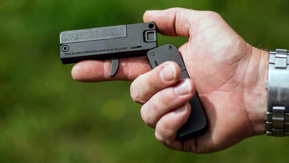 Αυτή είναι η πιστωτική κάρτα που μετατρέπεται σε πιστόλι! (βίντεο)