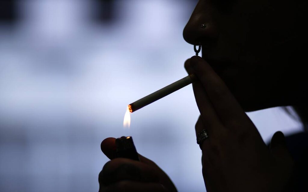 Ινδία: Σκότωσε τον άνδρα που τον μύησε στο κάπνισμα επειδή εμφάνισε καρκίνο στο λάρυγγα