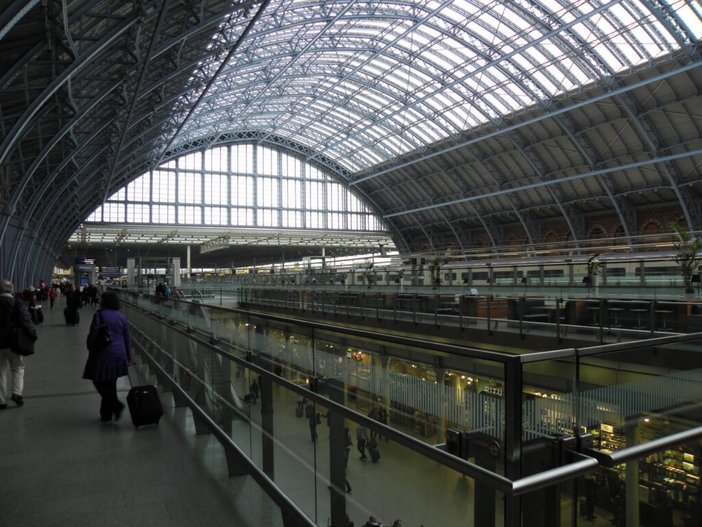 Βρετανία: Εκκενώθηκε σταθμός τρένου λόγω ύποπτου πακέτου- Αποκλείστηκε αεροδρόμιο για λόγους ασφαλείας (φωτό)