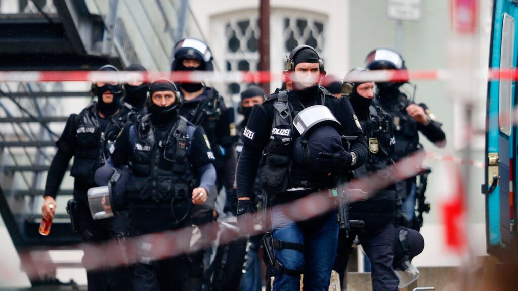 Άγριες συμπλοκές μεταξύ ακτιβιστών και αστυνομικών στην Κολωνία