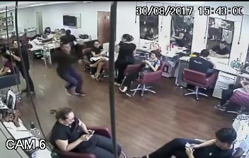 Βραζιλία: Κάμερες ασφαλείας καταγράφουν εν ψυχρώ δολοφονία κουρέα