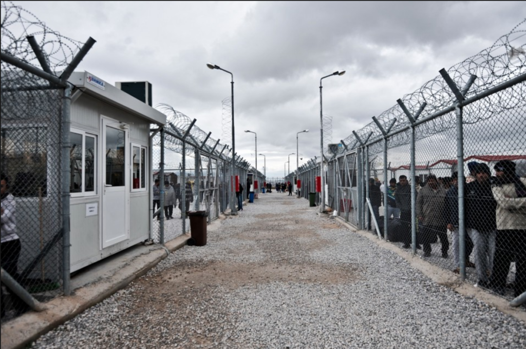 Απόδραση μεταναστών από το Κέντρο Κράτησης στην Αμυγδαλέζα