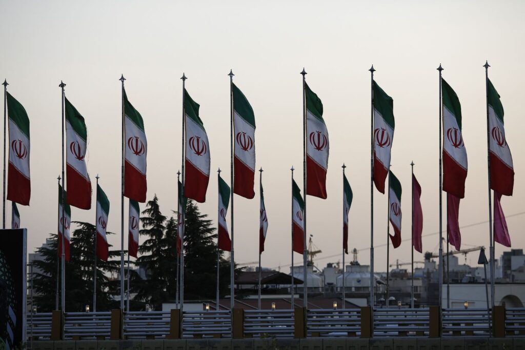 Η ιρανική δικαιοσύνη επικύρωσε ποινές κάθειρξης δέκα ετών σε τρεις ανθρώπους για «συνεργασία» με τις ΗΠΑ