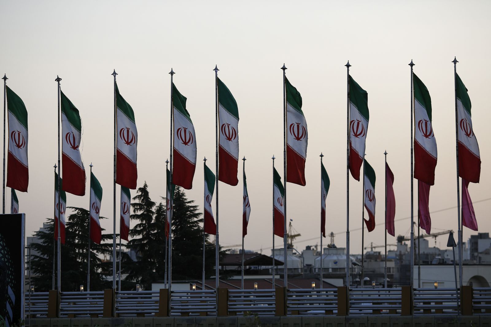 Η ιρανική δικαιοσύνη επικύρωσε ποινές κάθειρξης δέκα ετών σε τρεις ανθρώπους για «συνεργασία» με τις ΗΠΑ