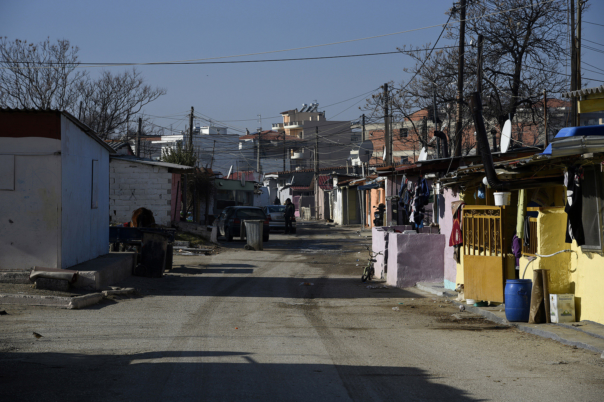 Κομοτηνή: «Πιστολίδι» και… συλλήψεις σε οικισμό Αθίγγανων- Τέσσερις τραυματίες