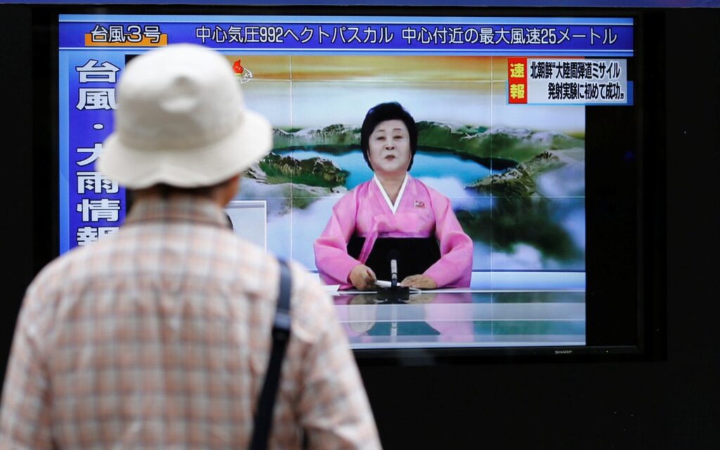 «Έσπασε» το διαδίκτυο η «εθνική παρουσιάστρια» της Βορείου Κορέας – Ποια είναι; (φωτό, βίντεο)