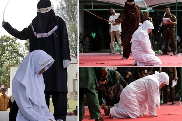 Ινδονησία: Άνδρες και γυναίκες δέχτηκαν δημόσιο μαστίγωμα – Ο Ισλαμικός νόμος που τους επιβλήθηκε (φωτό)