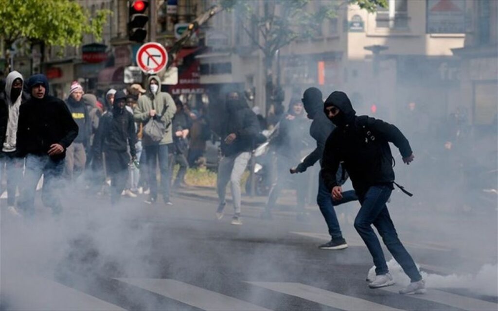 Παρίσι: Σοβαρά επεισόδια σε διαδηλώσεις κατά του Ε.Μακρόν (φωτό)